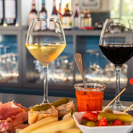 The Originals Boutique, Victoria, 3*