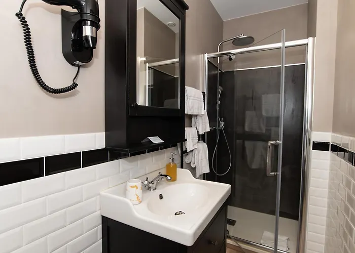 Hotel The Originals Boutique, Victoria,